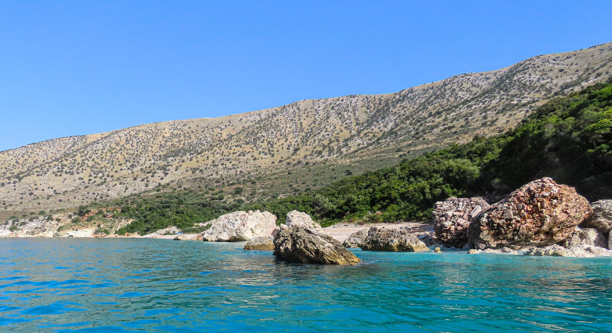 ¡Bienvenidos a Albania! Este país, ubicado en el sureste de Europa, te sorprenderá con sus paisajes impresionantes, su rica cultura y su fascinante historia.