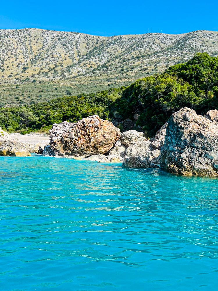 ¡Bienvenidos a Albania! Este país, ubicado en el sureste de Europa, te sorprenderá con sus paisajes impresionantes, su rica cultura y su fascinante historia.