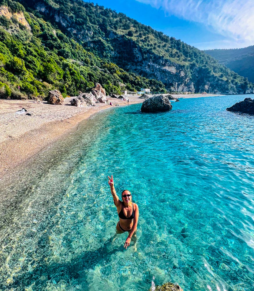 ¡Bienvenidos a Albania! Este país, ubicado en el sureste de Europa, te sorprenderá con sus paisajes impresionantes, su rica cultura y su fascinante historia.