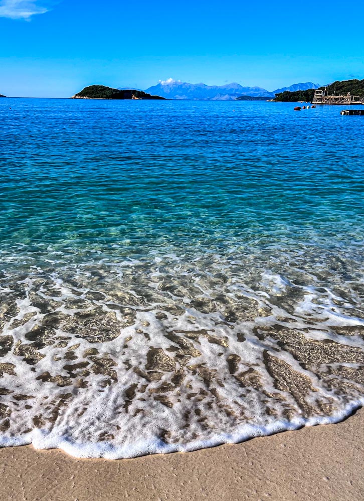 ¡Bienvenidos a Albania! Este país, ubicado en el sureste de Europa, te sorprenderá con sus paisajes impresionantes, su rica cultura y su fascinante historia.