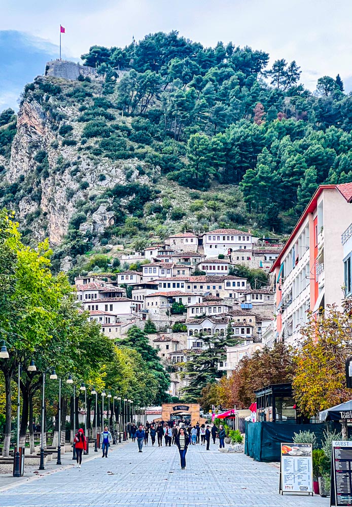 ¡Bienvenidos a Albania! Este país, ubicado en el sureste de Europa, te sorprenderá con sus paisajes impresionantes, su rica cultura y su fascinante historia.