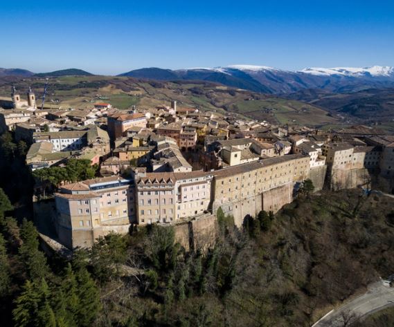 Paisajes únicos, ciudades renacentistas y una rica tradición gastronómica te esperan. ¡Descubre Le Marche, un destino único!