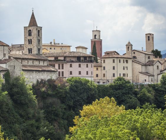 Paisajes únicos, ciudades renacentistas y una rica tradición gastronómica te esperan. ¡Descubre Le Marche, un destino único!