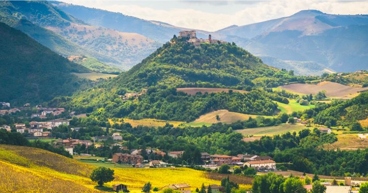 Paisajes únicos, ciudades renacentistas y una rica tradición gastronómica te esperan. ¡Descubre Le Marche, un destino único!