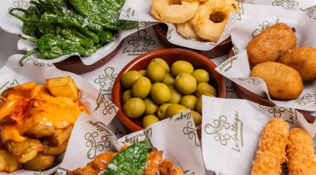 El Restaurante Tobogán, un local con historia y mucho sabor ubicado en una de las zonas más emblemáticas de Barcelona: la Plaça Reial, a pocos pasos de Las Ramblas. 