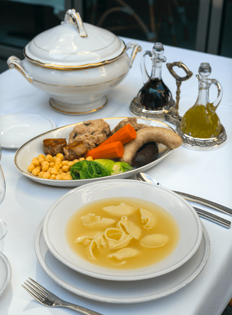 Descubre qué hace que la escudella catalana sea mucho más que un simple guiso y cómo combina caldo, carnes y verduras en un solo plato