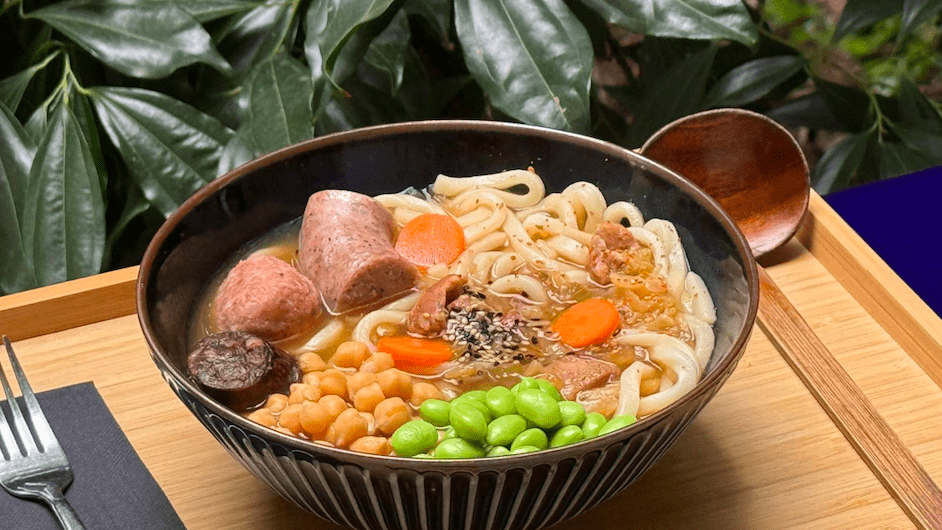 Descubre qué hace que la escudella catalana sea mucho más que un simple guiso y cómo combina caldo, carnes y verduras en un solo plato