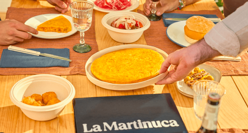 Además de la tortilla clásica, La Martinuca ofrece versiones con cebolla, sin cebolla e incluso tortillas más elaboradas con ingredientes de temporada que respetan siempre la tradición y el sabor casero.